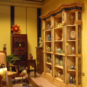 Libreria a giorno con angoli scantonati, laccata e decorata a tempera